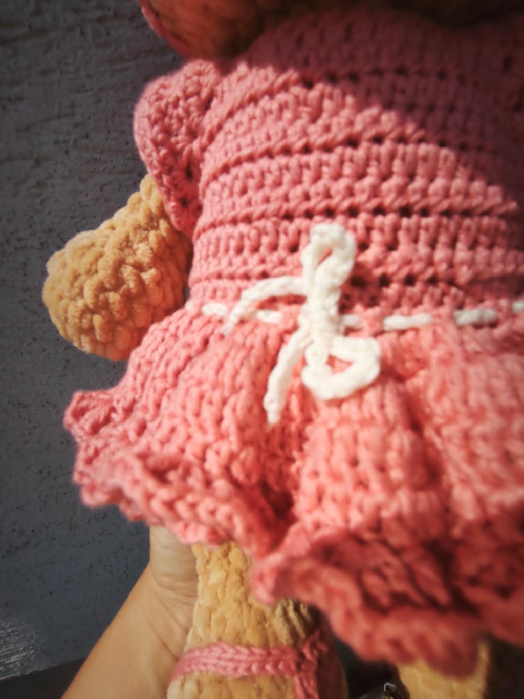 Ręcznie robiony pluszowy miś szydełkowy 37 cm w różowej sukience, opasce i bucikach – Misia Strojnisia