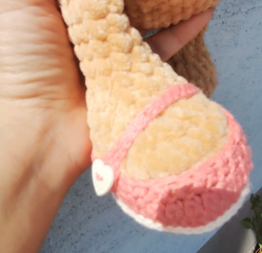 Ręcznie robiony pluszowy miś szydełkowy 37 cm w różowej sukience, opasce i bucikach – Misia Strojnisia